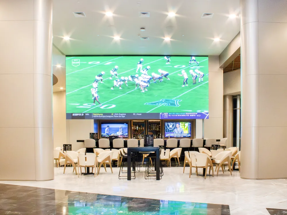 Bar con pantalla gigante en el lobby