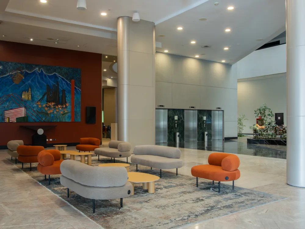 Lobby con sala de espera y mural