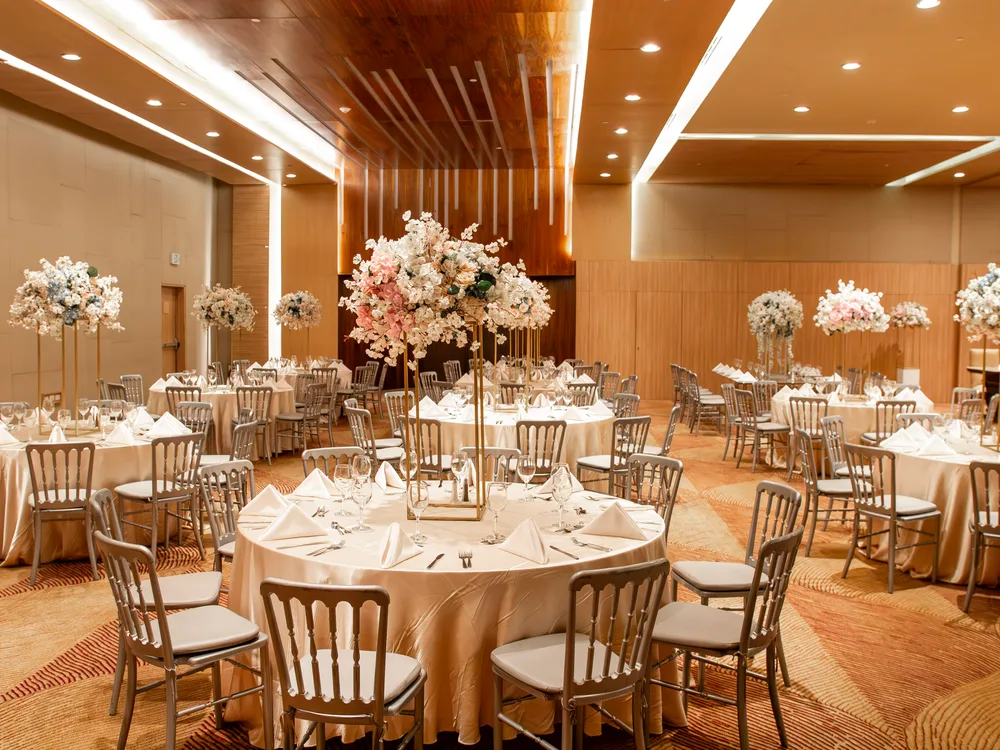 Salón de banquetes con montaje floral