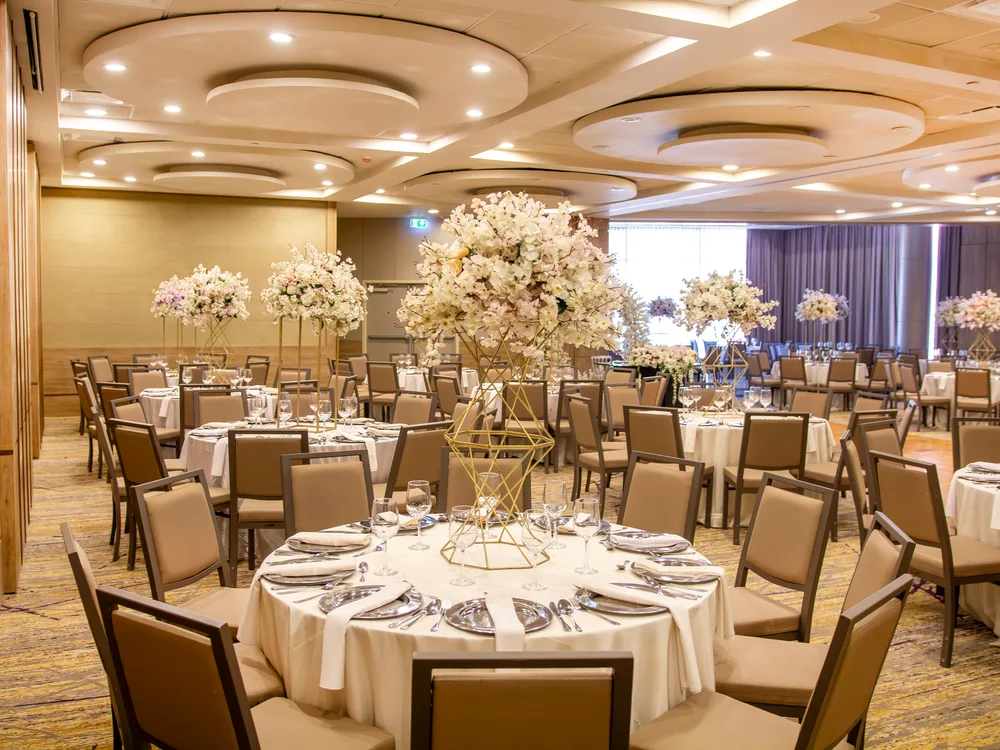 Salón de eventos con mesas redondas