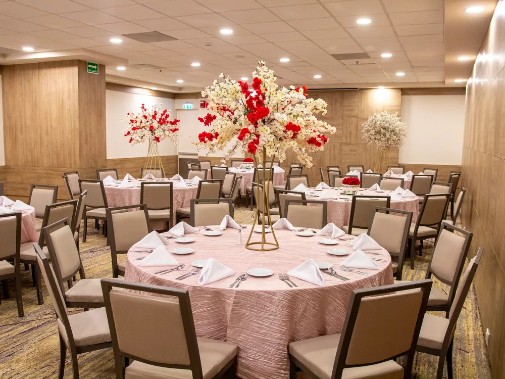 Salón para eventos sociales con montaje en rosa
